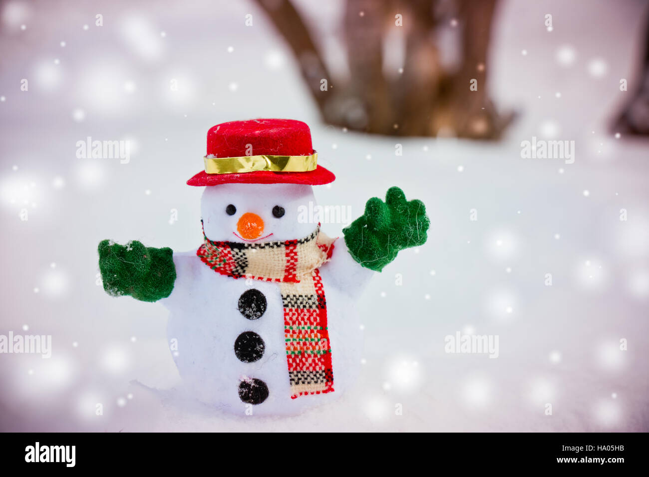 Schneemann stehen unter Schneehaufen. Morgensonne wärmt im Winter. Willkommen Weihnachten. Stockfoto