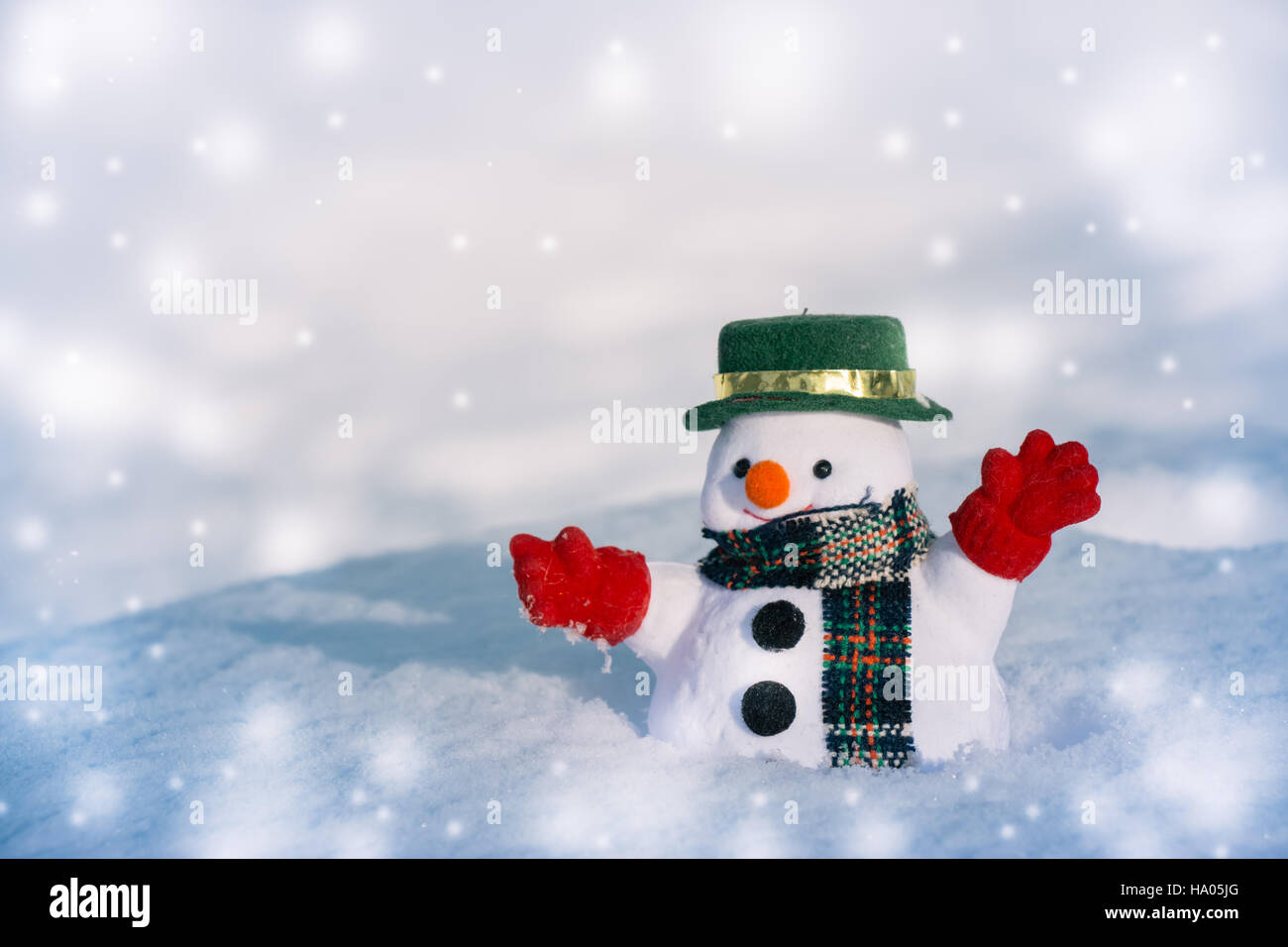 Schneemann stehen unter Schneehaufen. Morgensonne wärmt im Winter. Stockfoto