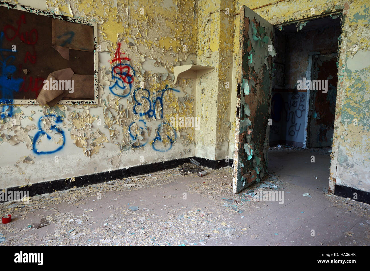 Zimmer im verlassenen psychiatrischen Krankenhaus Stockfoto