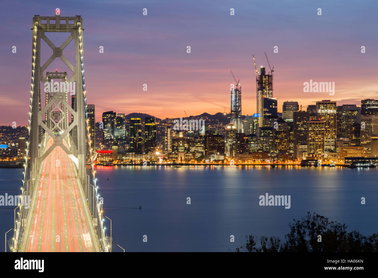 Luftbild von San Francisco-Oakland Bay Bridge und San Francisco Skyline, Kalifornien, USA Stockfoto