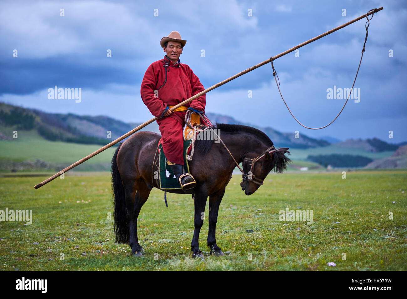 Mongolei, Ovorkhangai Provinz, Orkhon Tal, Nomadencamp, mongolische Horserider mit seinem Urga, die Pferde zu fangen Stockfoto