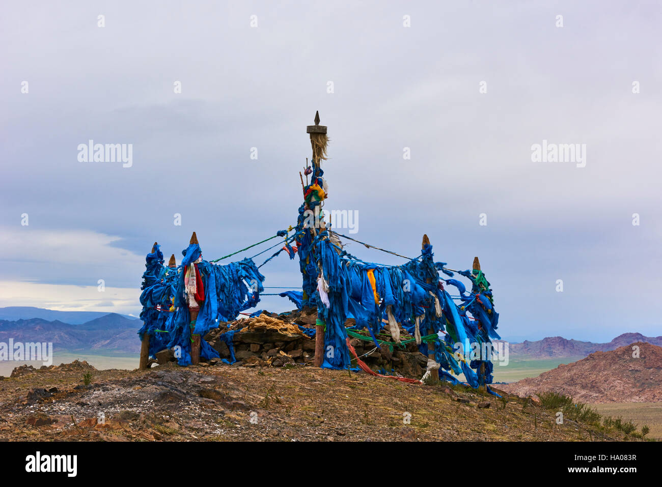 Mongolei, Bayan-Ulgii Provinz, westlichen Mongolei, schamanische Ovoo auf dem Gipfel eines Berges Stockfoto