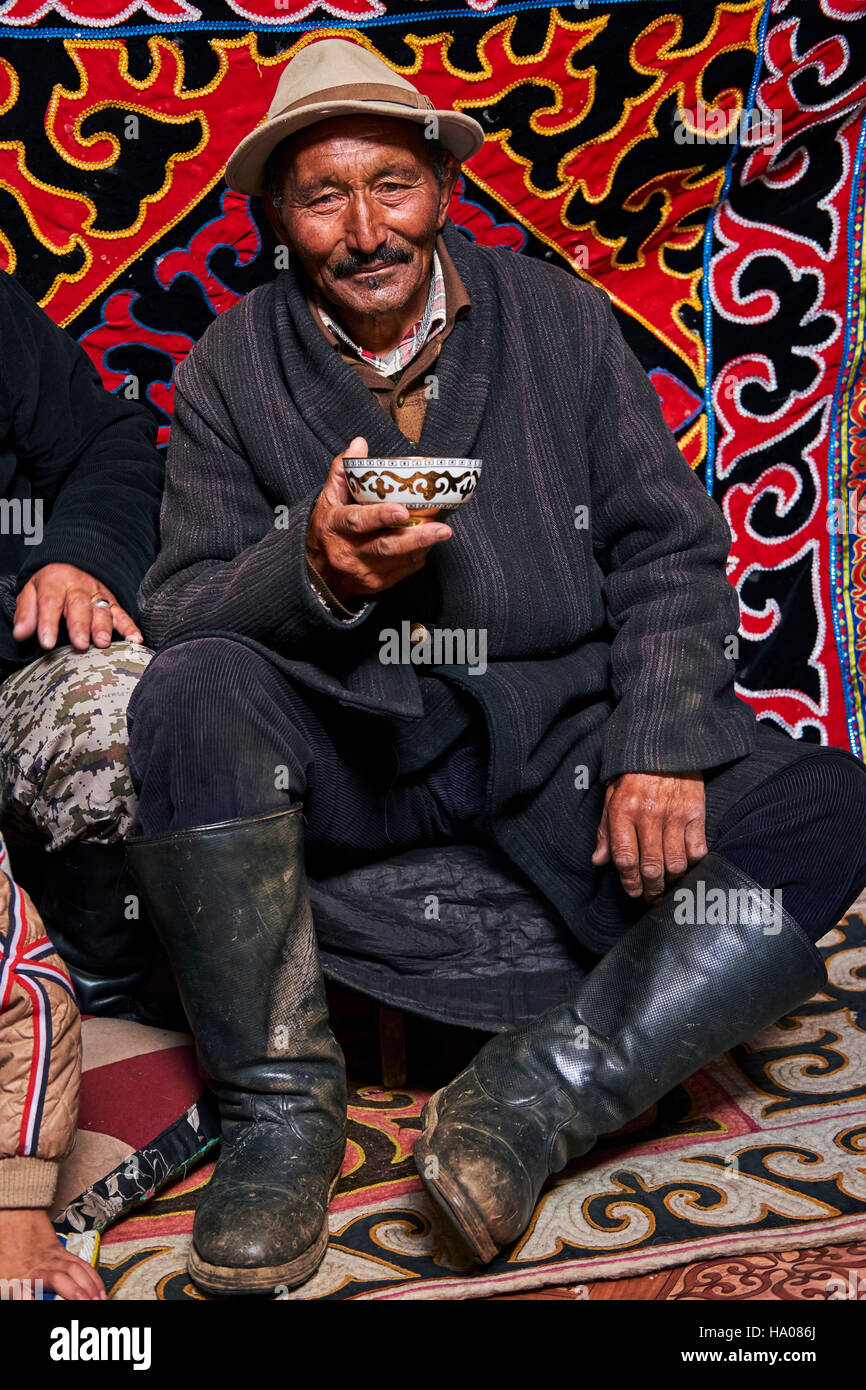 Mongolei, Bayan-Ulgii Provinz, westlichen Mongolei, Nomadencamp der kasachischen Menschen in der Steppe, Festival in der Jurte Stockfoto