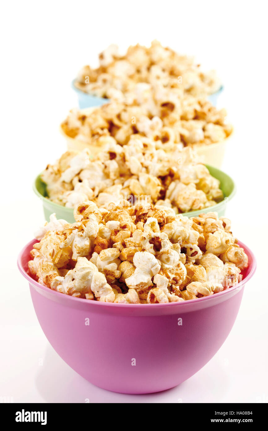Popcorn in farbigem Kunststoff-Schalen Stockfoto