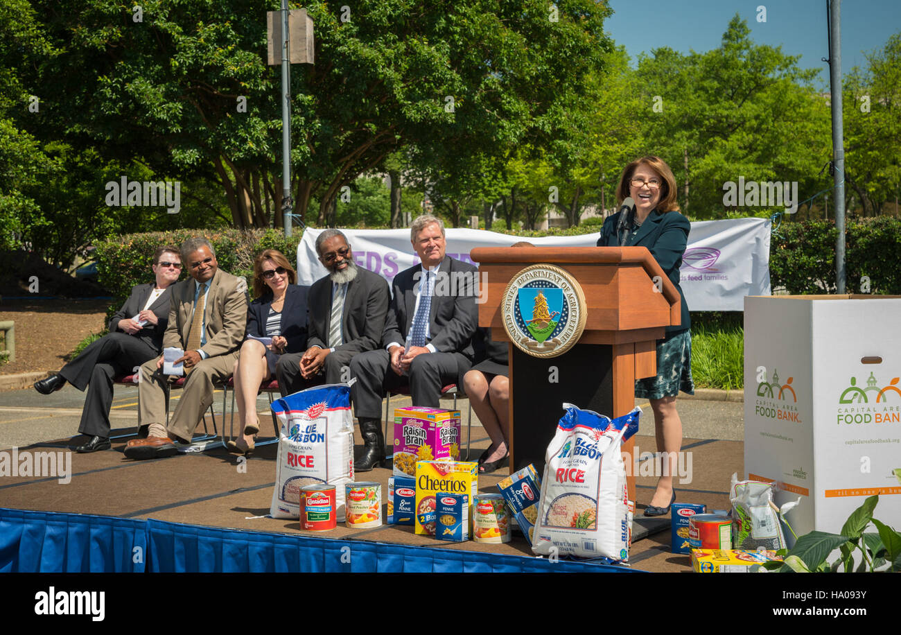 Minister Tom Vilsack beim Kickoff-Event 2014 der Feds Feed Families, bei dem die Bemühungen des USDA zur Förderung der Ernährungssicherheit und der Beteiligung der Bevölkerung durch die Initiative „People’s Garden“ vorgestellt werden. Stockfoto
