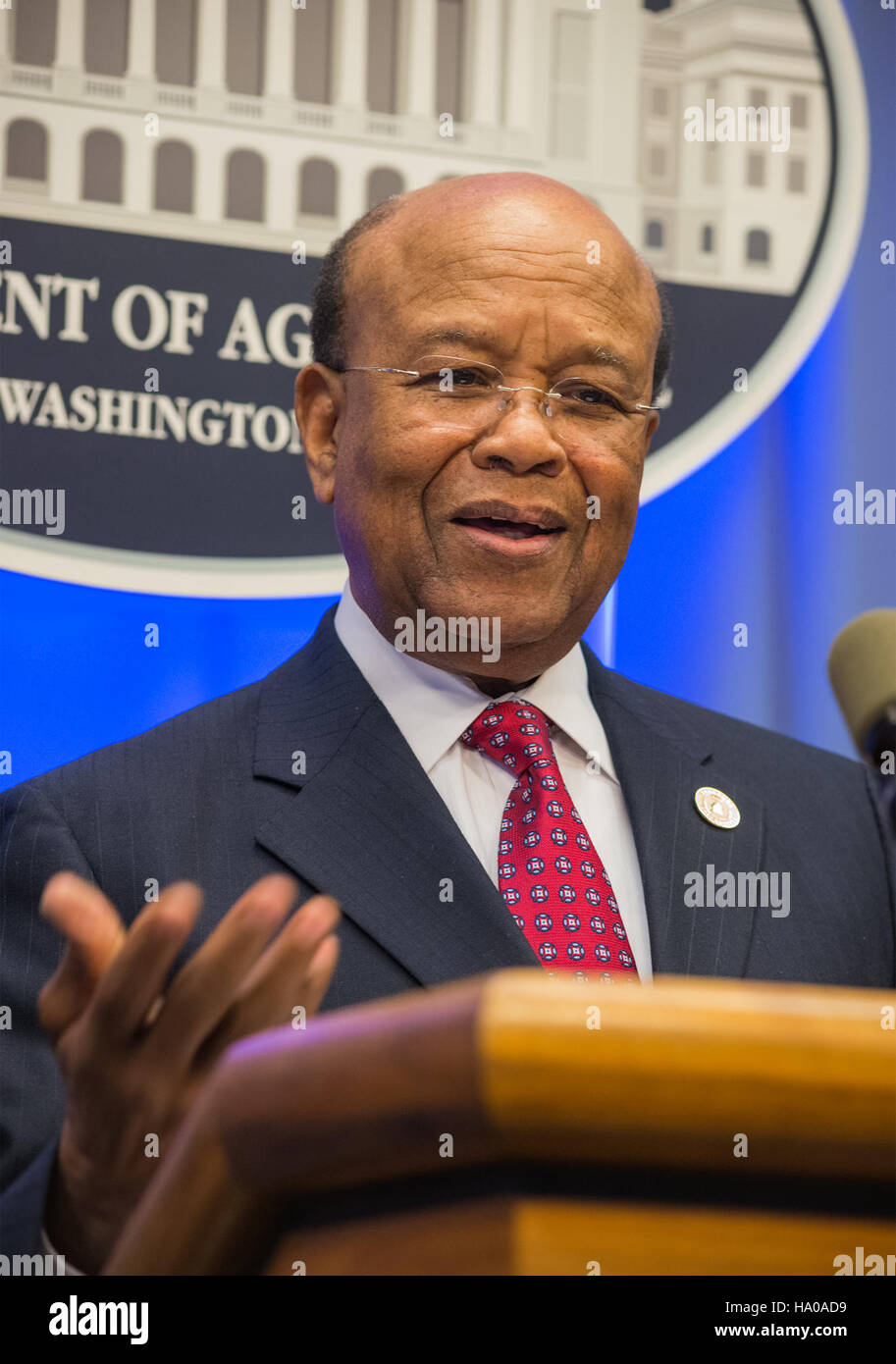 Major General Charles Williams nahm an einer Zeremonie im Jamie Whitten Building Teil, die zum 50. Jahrestag des Civil Rights Act stattfand. Auf der Veranstaltung wurde das anhaltende Engagement der USDA für Bürgerrechte und Gleichstellung im Agrarsektor hervorgehoben. Stockfoto