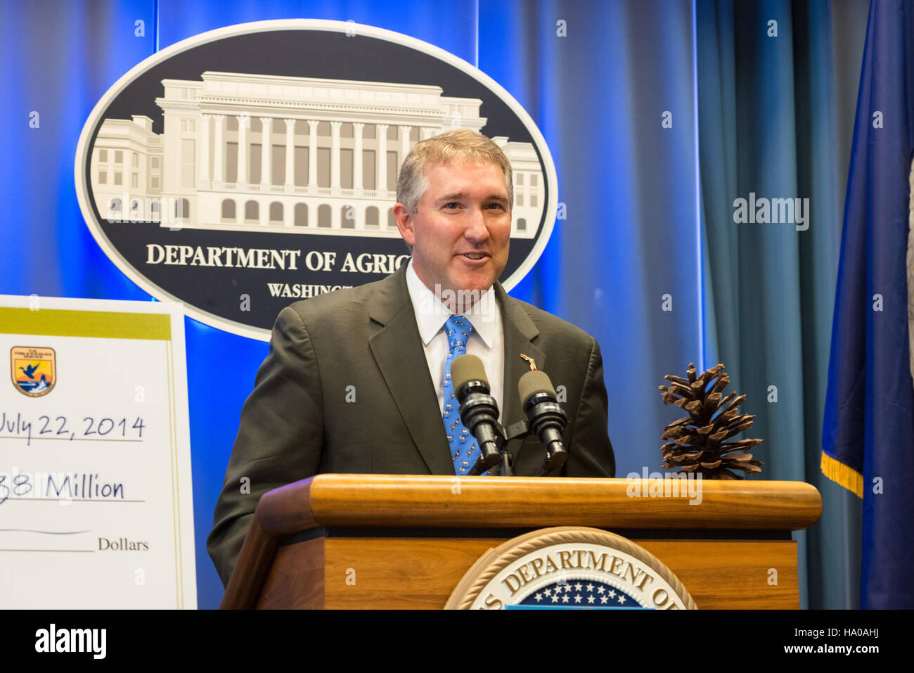 Die Longleaf Restoration Initiative des USDA konzentriert sich auf die Wiederherstellung und Erhaltung der Ökosysteme der Langblatt-Kiefer, die für die Lebensräume der Wildtiere, die Artenvielfalt und die Kohlenstoffbindung von entscheidender Bedeutung sind. Diese Bemühungen unterstützen die Wiederauffüllung gefährdeter Arten und fördern eine nachhaltige Waldbewirtschaftung. Stockfoto
