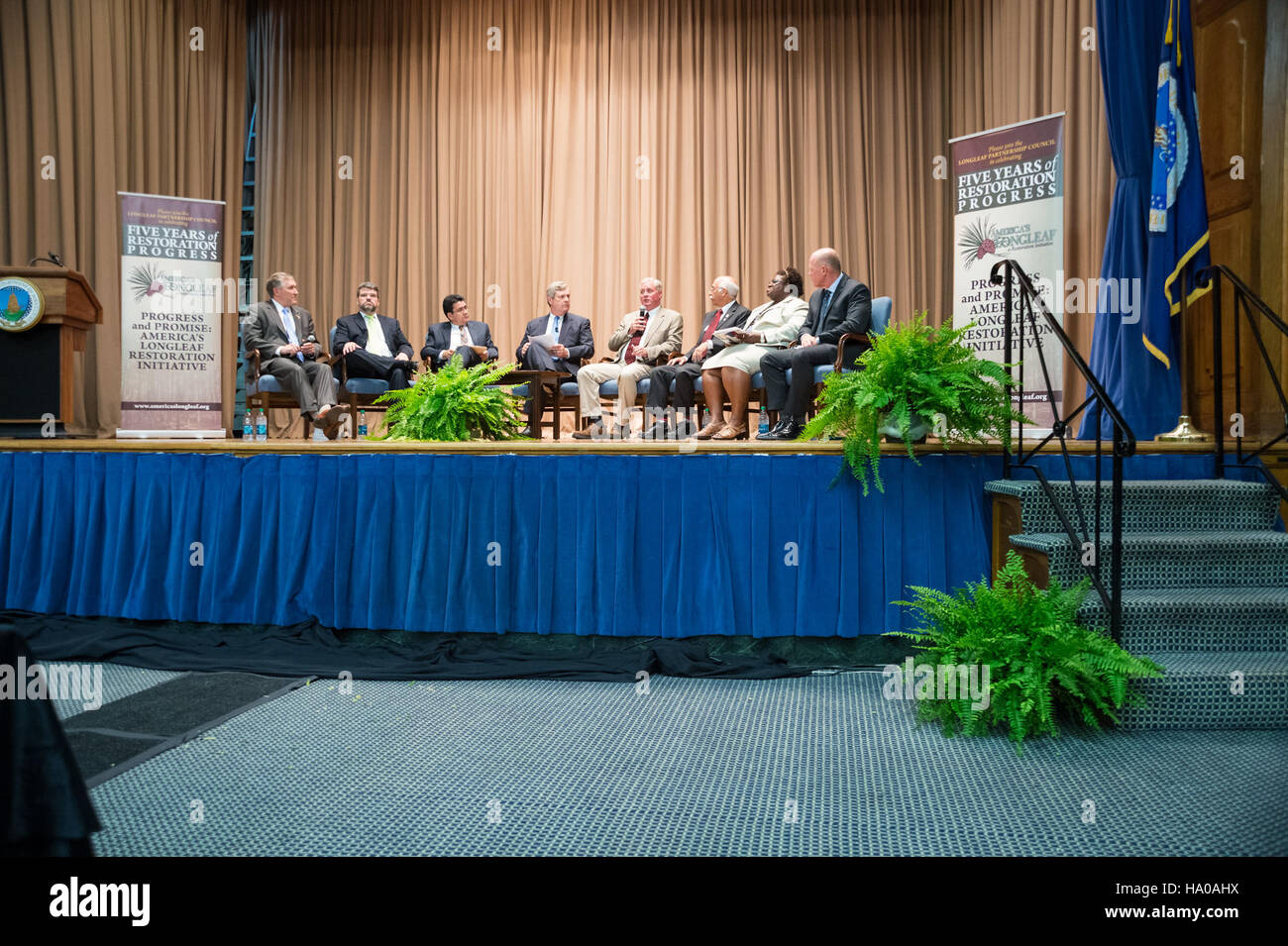 Die vom Natural Resources Conservation Service (NRCS) verwaltete Longleaf Restoration Initiative in Amerika konzentriert sich auf die Wiederherstellung der Ökosysteme von Langblatt-Kiefern. Die Initiative zielt darauf ab, die Biodiversität zu verbessern, Lebensräume für Wildtiere zu verbessern und nachhaltige Landbewirtschaftungspraktiken im Südosten der USA zu fördern. Dieses Projekt umfasst die Zusammenarbeit mit privaten Landbesitzern und Naturschützern. Stockfoto