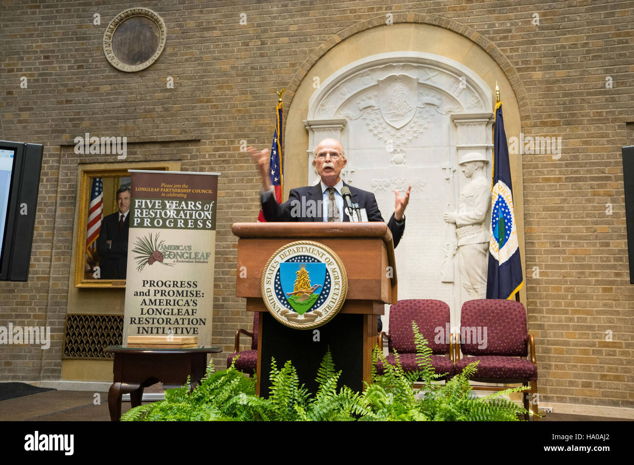 Die Longleaf Restoration Initiative des USDA konzentriert sich auf die Wiederherstellung des Ökosystems der Langblatt-Kiefer, die Förderung der Biodiversität und nachhaltiger Waldbewirtschaftungspraktiken in mehreren bundesstaaten. Stockfoto