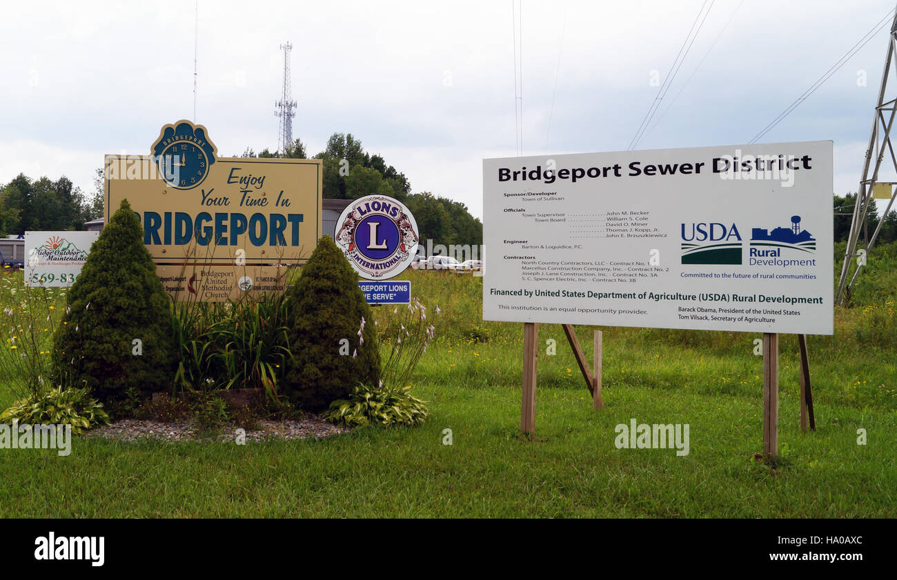Vertreter des USDA, darunter Tom Vilsack und andere, diskutieren über Wasserpumpinitiativen am Lake Oneida, New York, für nachhaltiges Wohnen und Umweltmanagement. Stockfoto