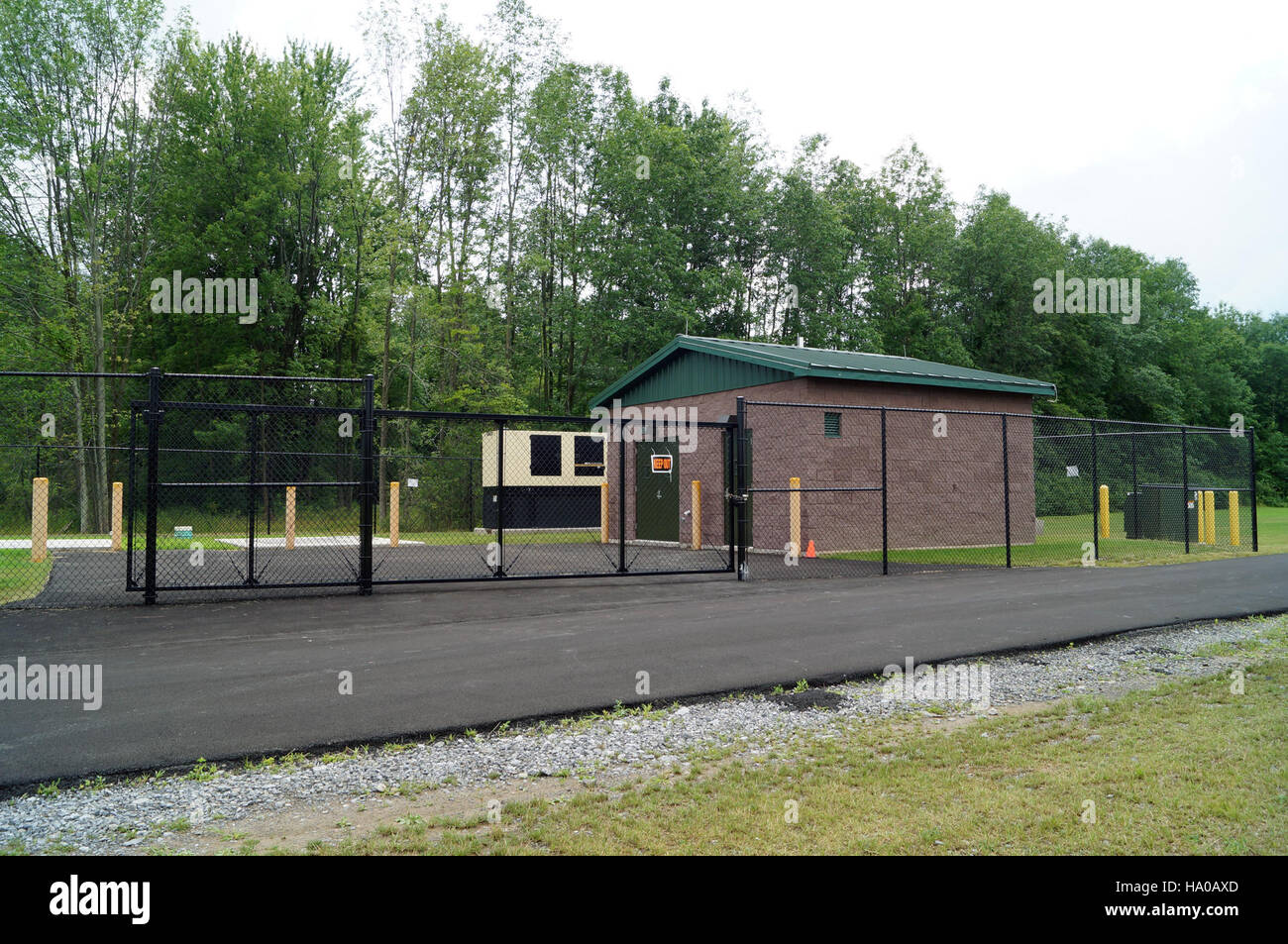 Das Wasserpumpensystem am Lake Oneida in New York, das von der USDA unterstützt wird, spielt eine entscheidende Rolle bei der Erhaltung der Wasserqualität und der Sicherung der Nachhaltigkeit lokaler Ökosysteme. Diese Infrastruktur ist Teil umfassenderer Erhaltungsbemühungen zum Schutz der Wasserressourcen und zur Verbesserung der Gesundheit der Umwelt in der Region. Stockfoto