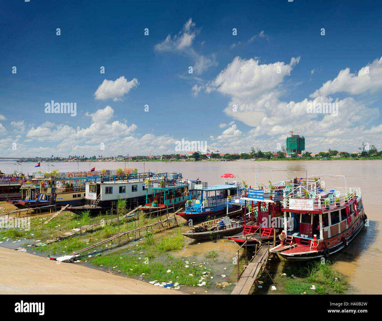 touristischen Fluss Tour alte Holzboote in riverside Phnom Penh Stadt Kambodscha Stockfoto