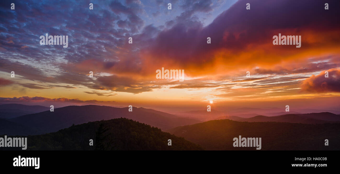 Dieses Bild zeigt eine dramatische Szene, die wahrscheinlich mit Natur, Wissenschaft oder Umweltveränderungen zusammenhängt. Die Betonung auf „Drama“ könnte auf bedeutende Ereignisse oder Phänomene hinweisen, die in natürlichen Umgebungen auftreten, unabhängig davon, ob sie mit Klima, Tierwelt oder Umweltproblemen in den USA zusammenhängen Stockfoto