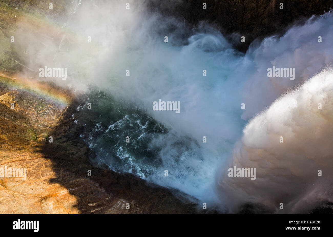 Der Aussichtspunkt vom Brink of Lower Falls im Yellowstone National Park bietet einen dramatischen Blick auf den kaskadierenden Wasserfall, der die natürliche Schönheit und die geologischen Besonderheiten der Gegend hervorhebt. Dieser berühmte Ort ist ein wesentlicher Bestandteil der Landschaft des Parks und zieht viele Besucher wegen seiner beeindruckenden Aussicht an. Stockfoto