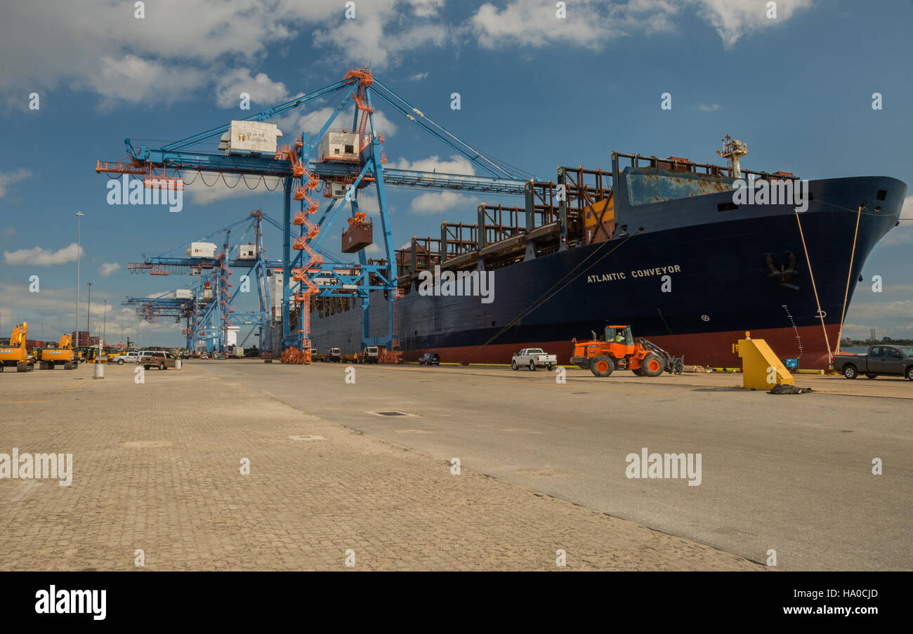 Das Dundalk Marine Terminal im Hafen von Baltimore, ein wichtiger Drehkreuz für Schifffahrt, Import-Export-Aktivitäten und Transport, unterstreicht die Rolle der USDA bei der Unterstützung von US-Handel und Wirtschaft. Stockfoto Das Dundalk Marine Terminal im Hafen von Baltimore, ein wichtiger Drehkreuz für Schifffahrt, Import-Export-Aktivitäten und Transport, unterstreicht die Rolle der USDA bei der Unterstützung von US-Handel und Wirtschaft. Stockfoto