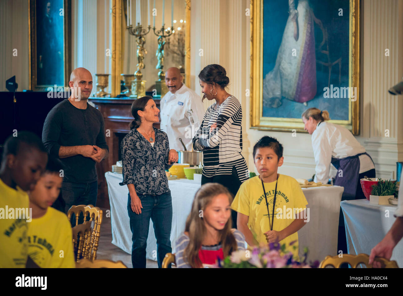 Der Food and Nutrition Service (FNS) des USDA arbeitet an der Verbesserung der öffentlichen Gesundheit, indem er den Zugang zu nahrhaften Nahrungsmitteln fördert und nachhaltige landwirtschaftliche Praktiken durch Regierungsprogramme unterstützt. Stockfoto