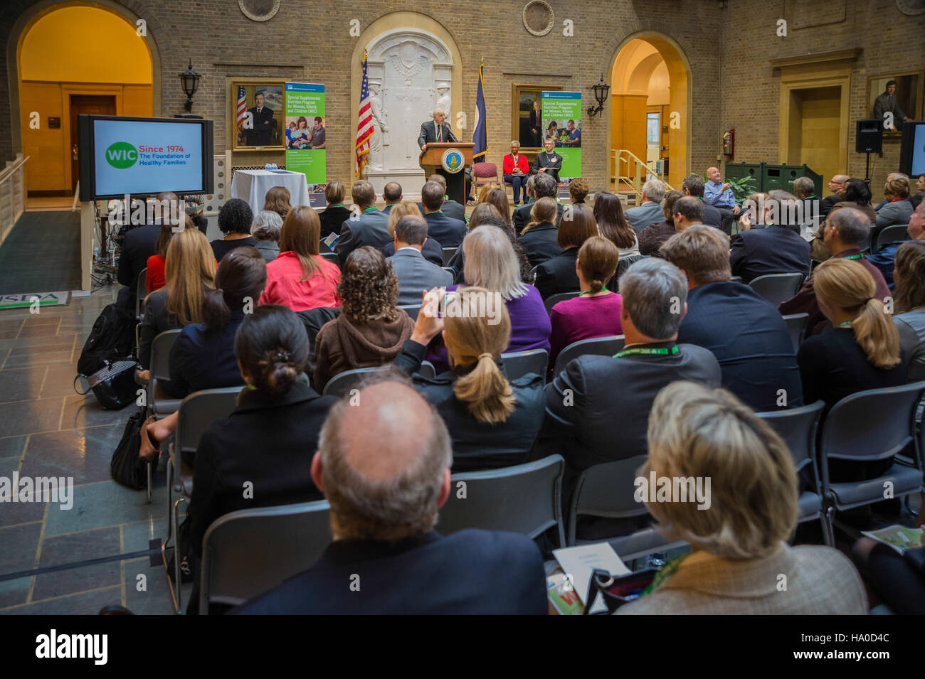 Das 40. Jubiläum des WIC-Programms feiert die Erfolge bei der Unterstützung von Frauen, Kleinkindern und Kindern. Das Programm bietet Ernährungshilfe und Ressourcen, um die öffentliche Gesundheit und Ernährung in den USA zu verbessern. Stockfoto