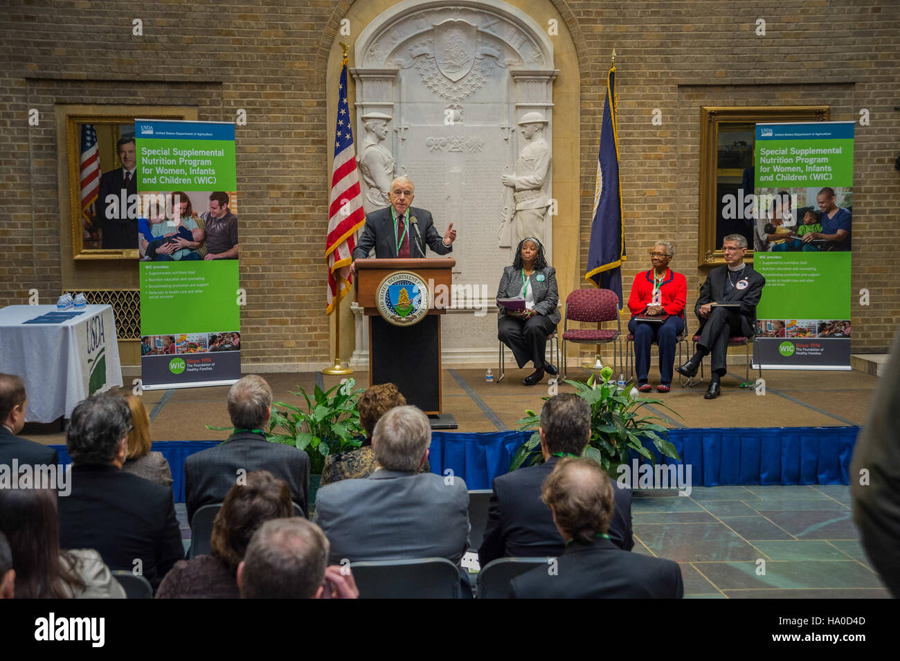 Der 40. Jahrestag des Programms „Frauen, Kleinkinder und Kinder“ (WIC), das vom USDA gefeiert wird, unterstreicht seine Rolle bei der Verbesserung der Ernährung gefährdeter Bevölkerungsgruppen. Experten wie Dr. David M. Paige und Johns Hopkins trugen zu der Veranstaltung bei, die sich auf Ernährung und öffentliche Gesundheit konzentrierten. Stockfoto