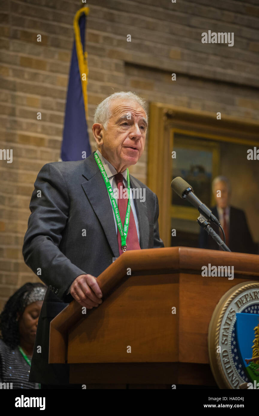 Der 40. Jahrestag des WIC-Programms (Frauen, Kleinkinder und Kinder) wurde gefeiert und würdigte seine Rolle bei der Verbesserung der Ernährungs- und Gesundheitsergebnisse für gefährdete Bevölkerungsgruppen. Experten, darunter Dr. David M. Paige, erörterten die Auswirkungen des Programms auf die öffentliche Gesundheit und die Ernährungserziehung. Stockfoto