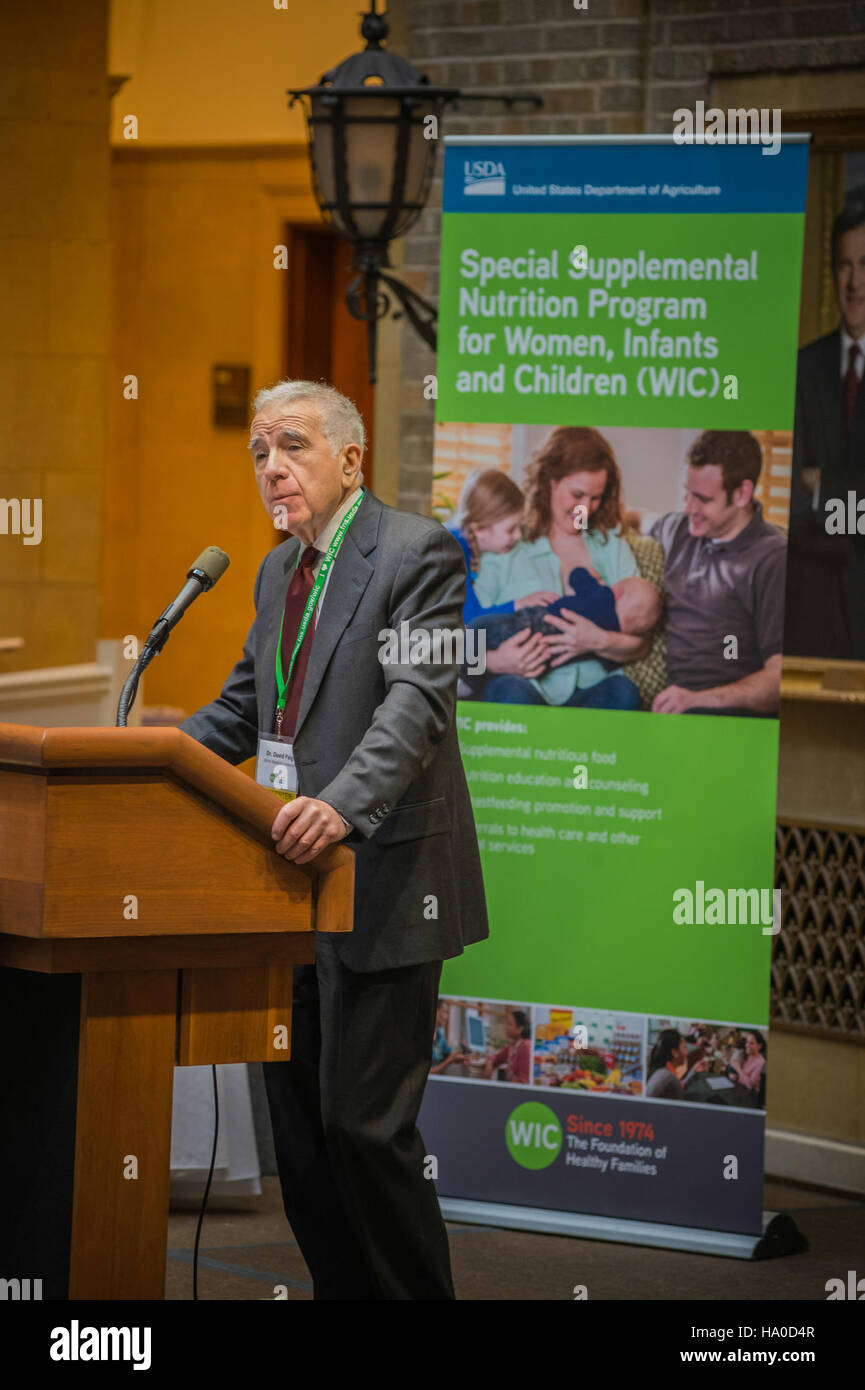Der 40. Jahrestag des WIC-Programms, einer USDA-Initiative, feierte seinen Einfluss auf Ernährung und Gesundheit für Frauen, Säuglinge und Kinder mit Beiträgen von Experten wie Dr. David M. Paige und John Hopkins Bloomberg School of Public Health. Stockfoto