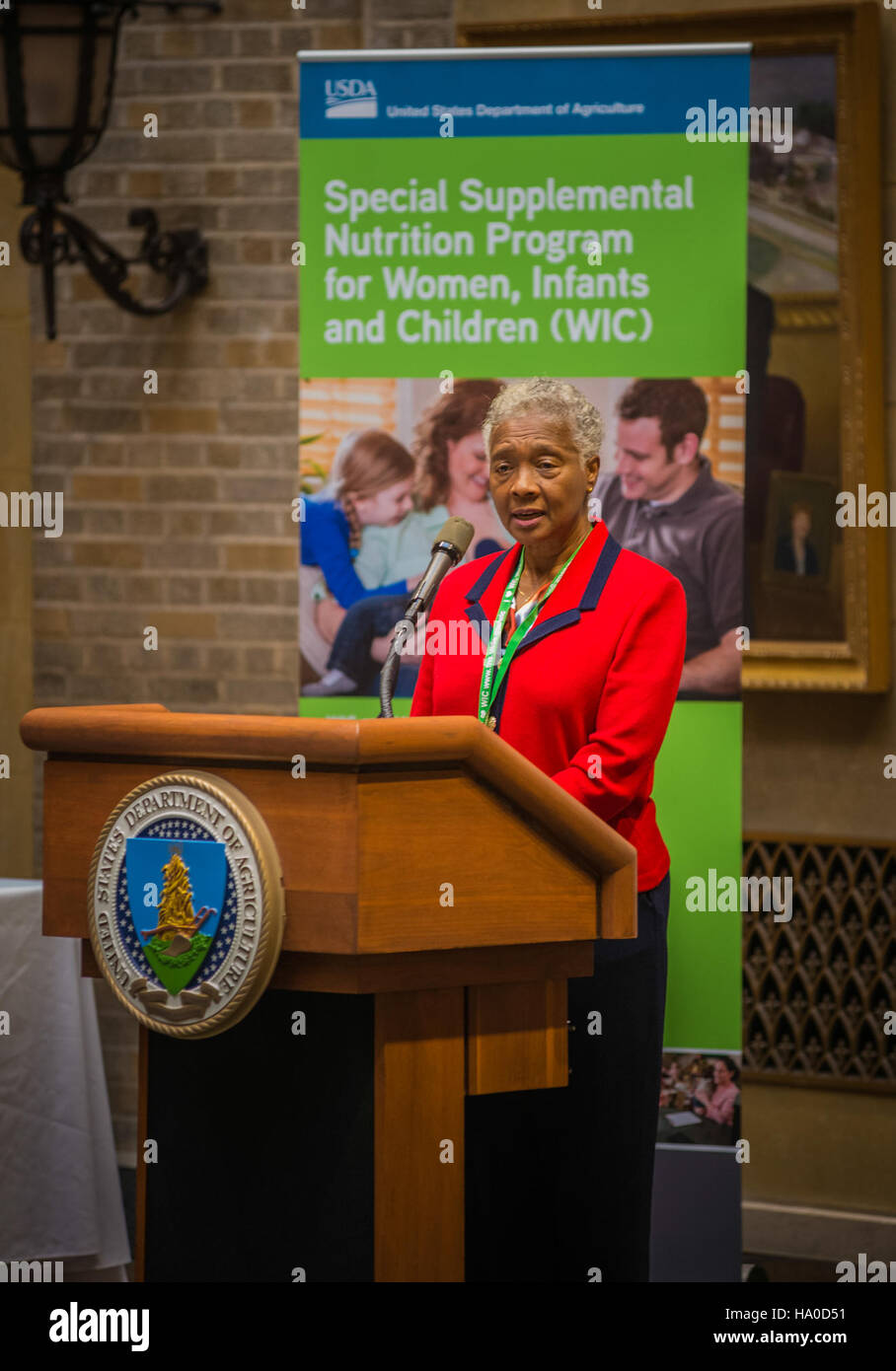 Das US-Landwirtschaftsministerium feiert den 40. Jahrestag des WIC-Programms (Women, Säuglinge, and Children), das sich auf die Verbesserung von Ernährung und Gesundheit für Familien mit niedrigem Einkommen konzentriert. Stockfoto