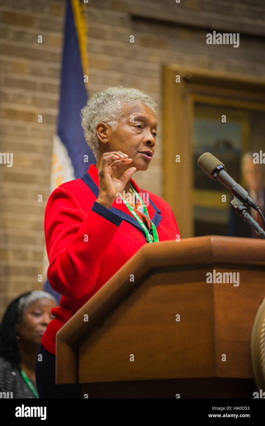 Das 40-jährige Jubiläum des WIC-Programms (Frauen, Kleinkinder und Kinder) feierte seinen Einfluss auf die öffentliche Gesundheit. Dr. Yvonne Bronner nahm an der Veranstaltung Teil und reflektierte die Rolle des Programms bei der Verbesserung der Ernährung für Familien mit niedrigem Einkommen. Die Veranstaltung unterstrich das Engagement des USDA für Ernährungserziehung und -Unterstützung für Mütter, Säuglinge und Kinder in Not. Stockfoto