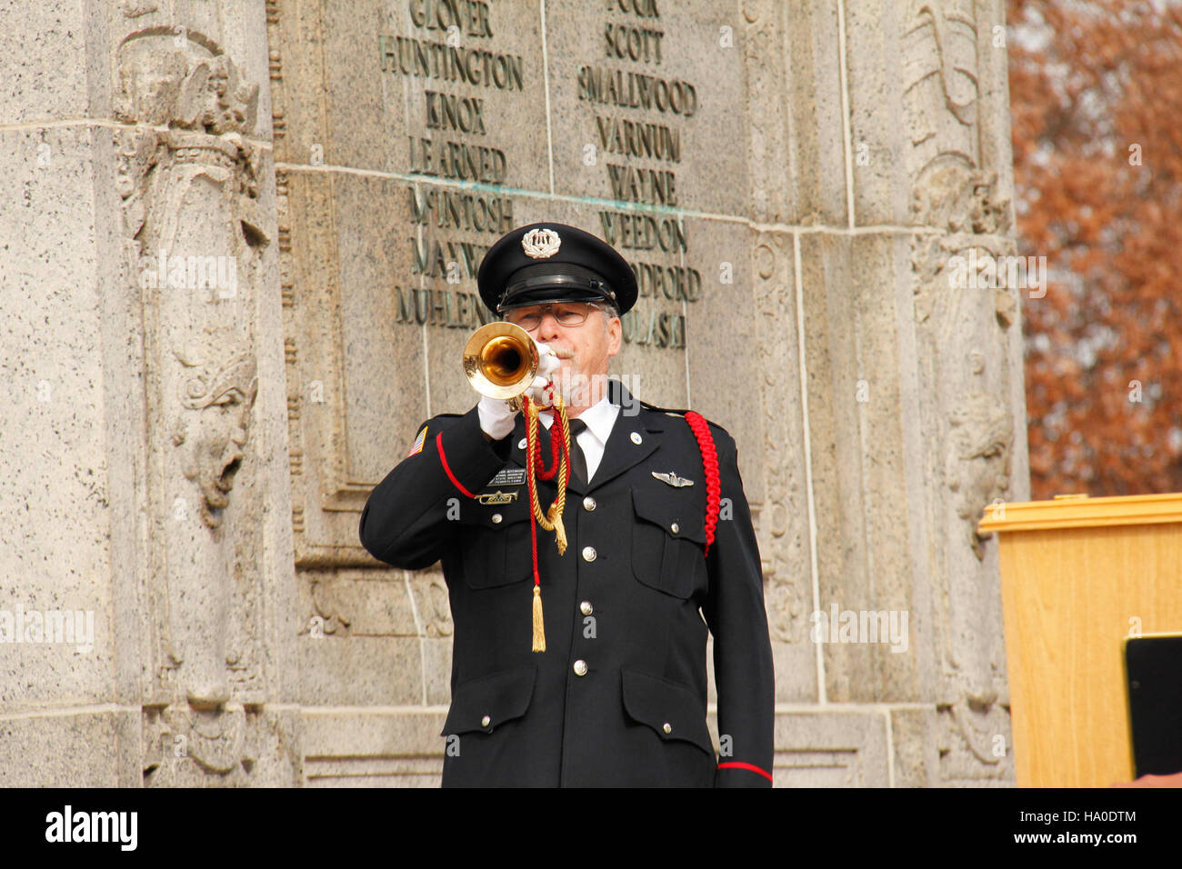 Eine Gedenkfeier zum Veterans Day 2014 im Valley Forge National Historical Park, in der Mitglieder des Militärdienstes geehrt und über die historische Bedeutung des Parks für die amerikanische Unabhängigkeit nachgedacht werden. Stockfoto