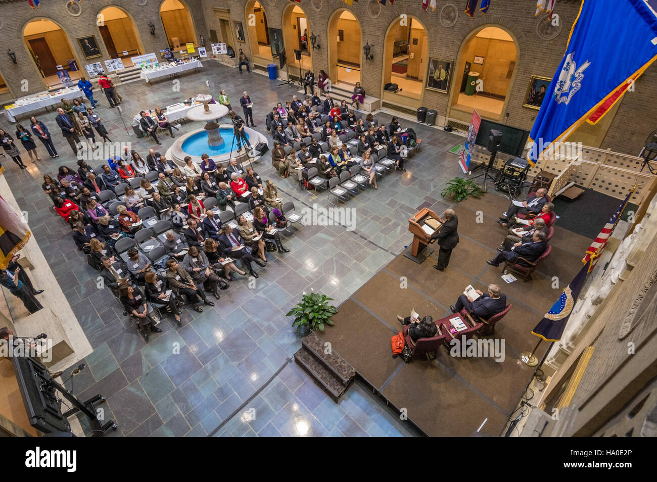 Der Food and Nutrition Service (FNS) feierte den 50. Jahrestag des Food Stamp Act von 1964 im Jamie Whitten Building Patio und hob dessen Auswirkungen auf die Ernährungsprogramme in den Vereinigten Staaten und die Rolle des USDA bei der Bekämpfung der Ernährungsunsicherheit hervor. Stockfoto Der Food and Nutrition Service (FNS) feierte den 50. Jahrestag des Food Stamp Act von 1964 im Jamie Whitten Building Patio und hob dessen Auswirkungen auf die Ernährungsprogramme in den Vereinigten Staaten und die Rolle des USDA bei der Bekämpfung der Ernährungsunsicherheit hervor. Stockfoto