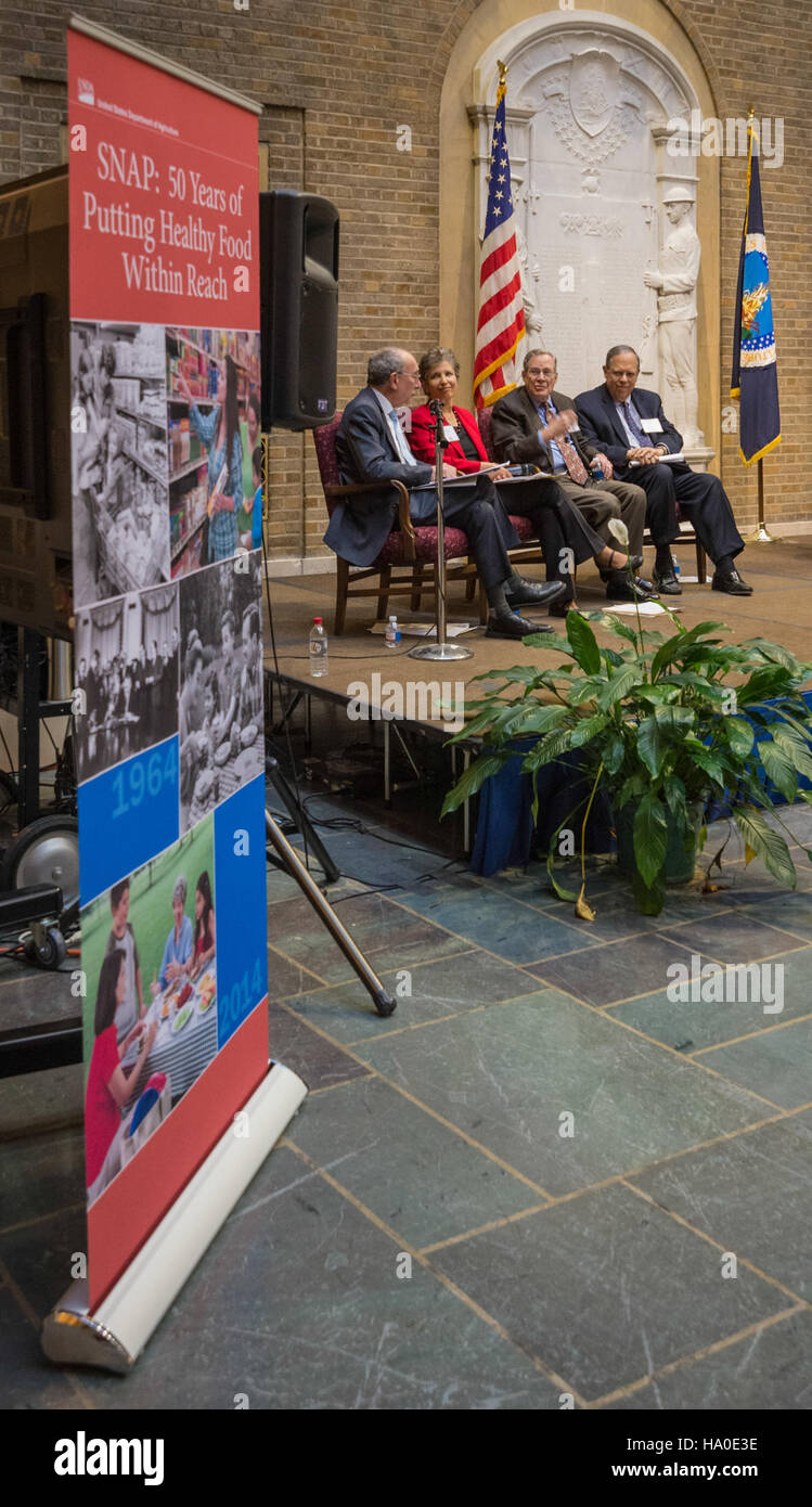 Dieses Bild erinnert an den 50. Jahrestag des Food Stamp Act von 1964 und hebt die Bemühungen des USDA in der Nahrungsmittelhilfe und in Ernährungsprogrammen hervor, die die öffentliche Gesundheit und Ernährungssicherheit in den Vereinigten Staaten unterstützen. Stockfoto