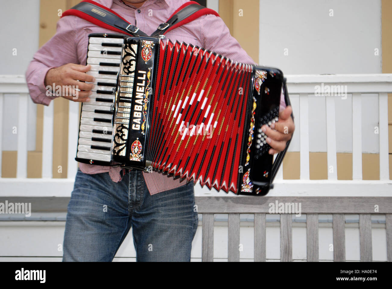 Dieses Bild zeigt einen Musiker, der während Las Posadas auftritt, einer kulturellen Veranstaltung entlang des Anza Trail, bei der die Geschichte und das Erbe der Gegend gefeiert und gleichzeitig die Rolle der Parks für die Erhaltung der kulturellen und natürlichen Ressourcen betont wird. Stockfoto