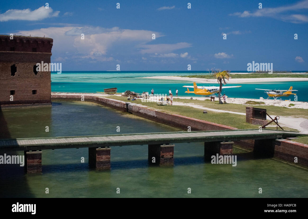 Der Eingang zum Fort Jefferson im Dry Tortugas National Park, Florida, zeigt Militärarchitektur aus dem 19. Jahrhundert, umgeben von unberührten Meeresumwelten. Das Fort ist eine historische Stätte, die auch verschiedene Meeresökosysteme schützt. Stockfoto
