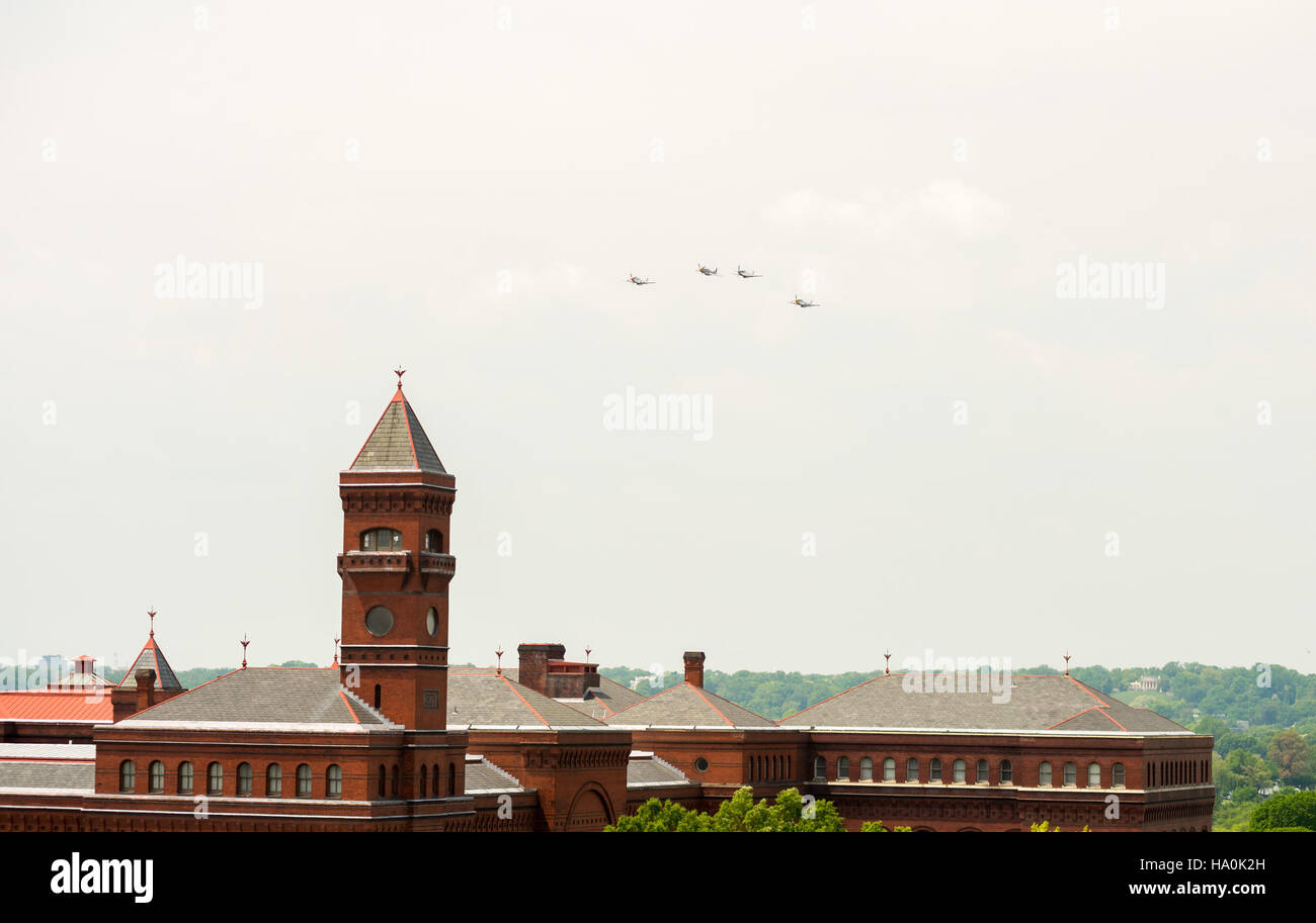 Dieses Bild zeigt den Überflug zum VE Day (Sieg in Europa) in Washington D.C., der das Ende des Zweiten Weltkriegs in Europa feiert. Das Flugzeug symbolisiert die militärische Stärke und Widerstandsfähigkeit der USA. Stockfoto
