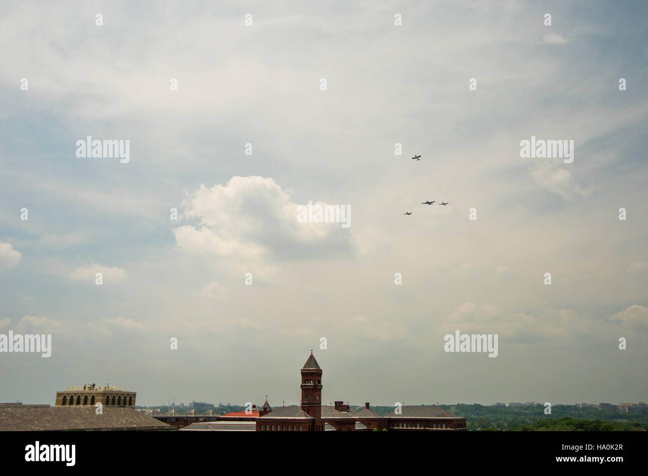 Das Arsenal of Victory-Überflug markiert die Gedenkfeier des VE Day und unterstreicht die Rolle des Office of Communication bei der Organisation dieses Tribut an den Sieg in Europa während des Zweiten Weltkriegs als Teil des Vermächtnisses von Washington D.C. im Krieg. Stockfoto