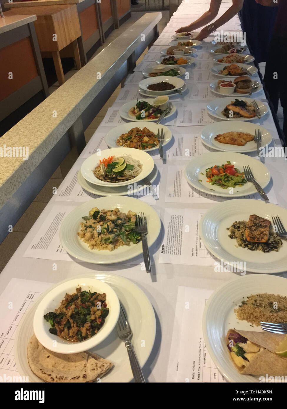 Usdagov 18520919798 A-Probe von vergoldeten Gerichte, die bei der Endrunde der Beurteilung für die 2015 gesundes Mittagessen Herausforderung beurteilt wurden Stockfoto