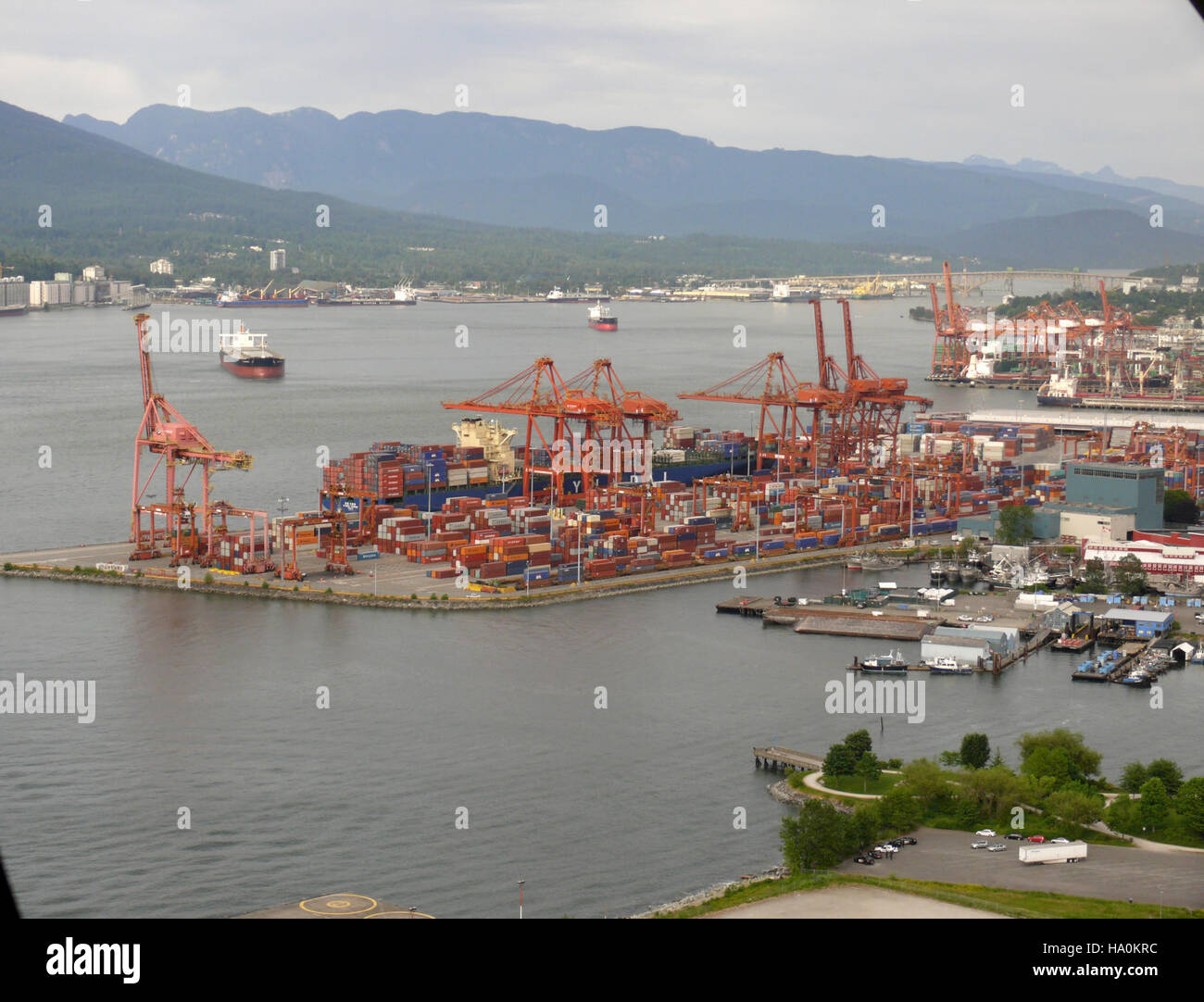 Diese Abbildung zeigt den Export- und Frachttransport in Vancouver, Kanada. Der Hafen ist ein wichtiger Drehkreuz für den internationalen Handel, der Containerumschlag und den Transport von Gütern auf der ganzen Welt erleichtert. Stockfoto