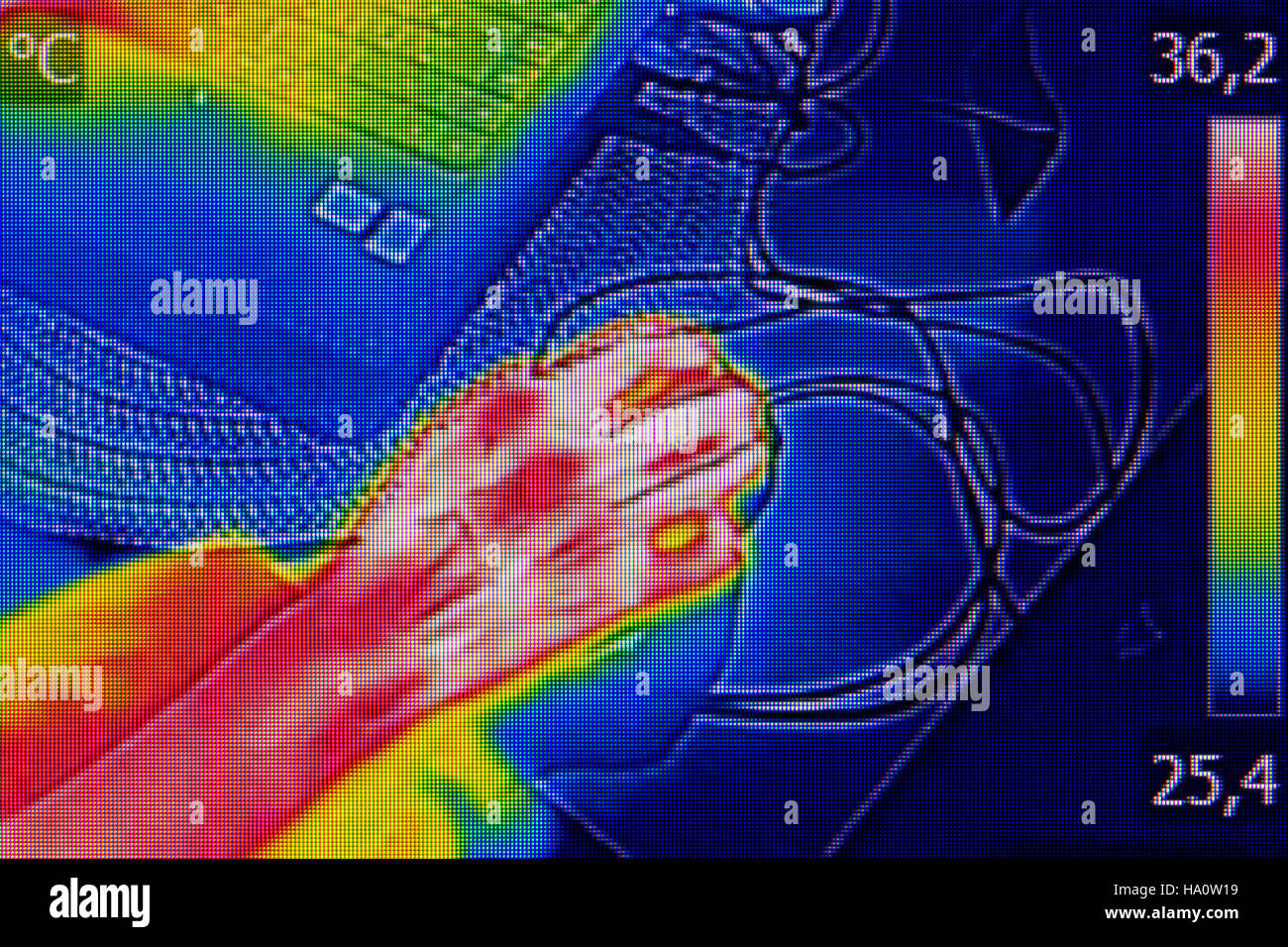 Infrarot-Thermografie-Bild zeigt die Wärmeabgabe, wenn Frau Notebook verwendet Stockfoto