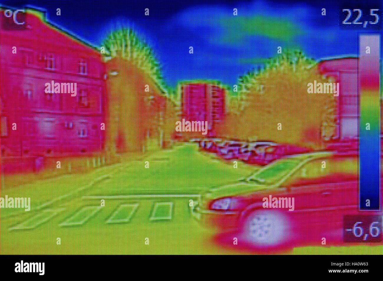 Infrarot-Thermografie-Bild zeigt mangelnde Wärmedämmung auf Wohngebäude und Autos auf der Straße Stockfoto