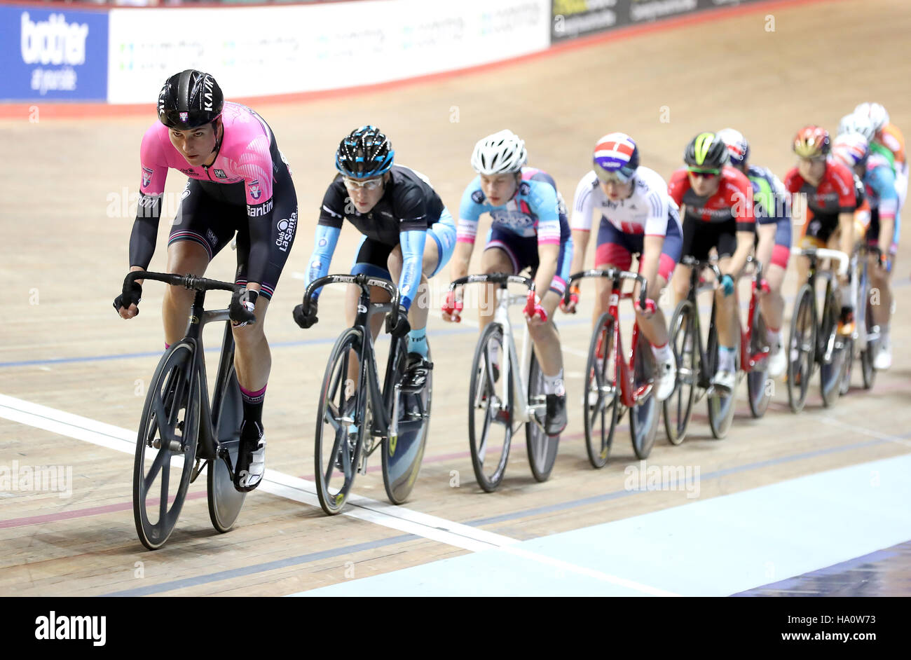 Dame Sarah Storey (links) von Podium Ambition pb Club La Santa in Aktion während der Elite Frauen kratzen Meisterschaftsrennen, in Runde eins der Revolution Serie Champions League am Radfahren National Centre, Manchester. Stockfoto