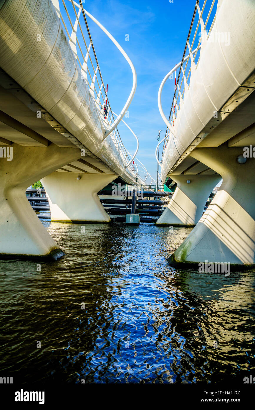 Moderne Zugbrücke über den Fluss Zaan an der historischen Stadt von Zaandijk in den Niederlanden Stockfoto