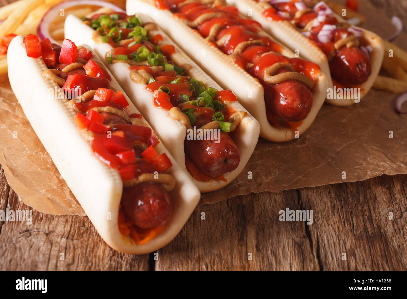 Fastfood: Hotdogs Nahaufnahme auf ein Papier auf dem Tisch. horizontale Stockfoto