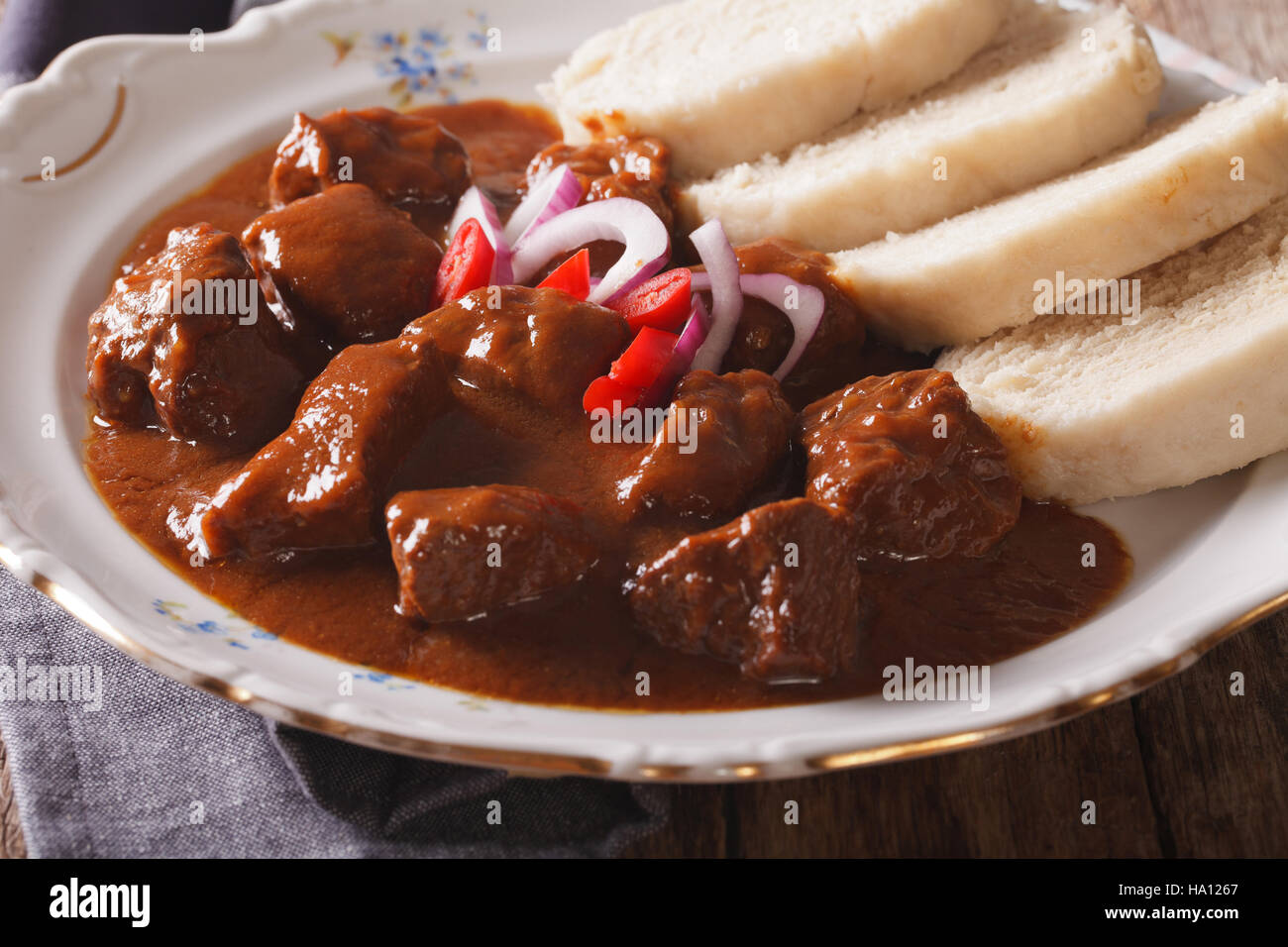 Ein dicker Eintopf mit gekochten Knödel mit einer Platte Großaufnahme. horizontale, rustikalen Stil Stockfoto