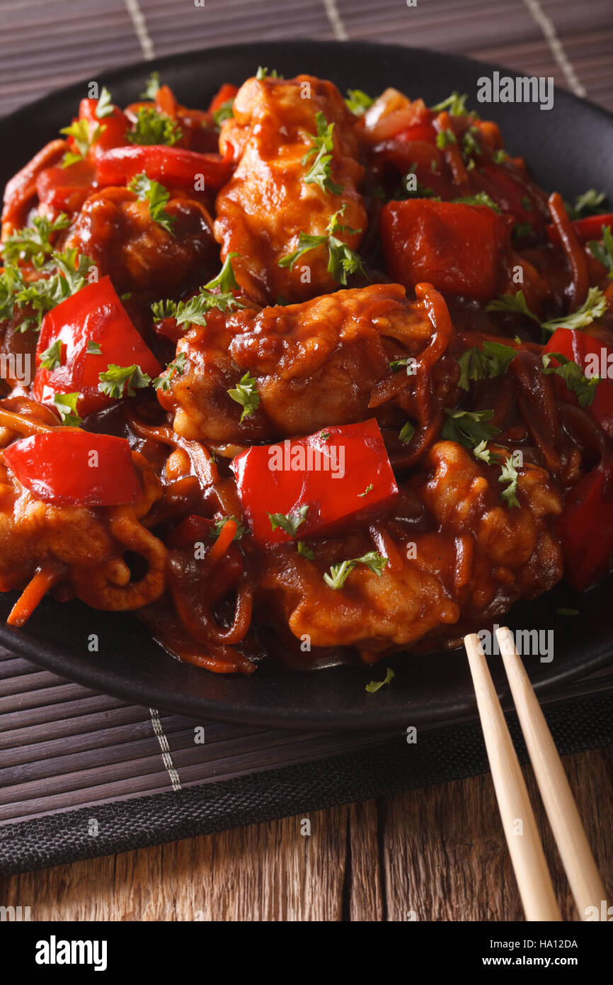 Schweinebraten mit Paprika, Karotten und Zwiebeln in süß-saurer Soße ...