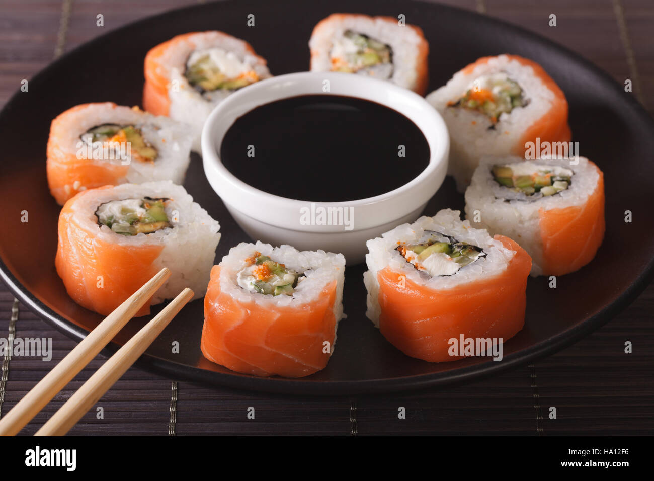 Sushi Rollen Philadelphia und Sojasauce, Nahaufnahme auf einer Platte. Horizontale Stockfoto