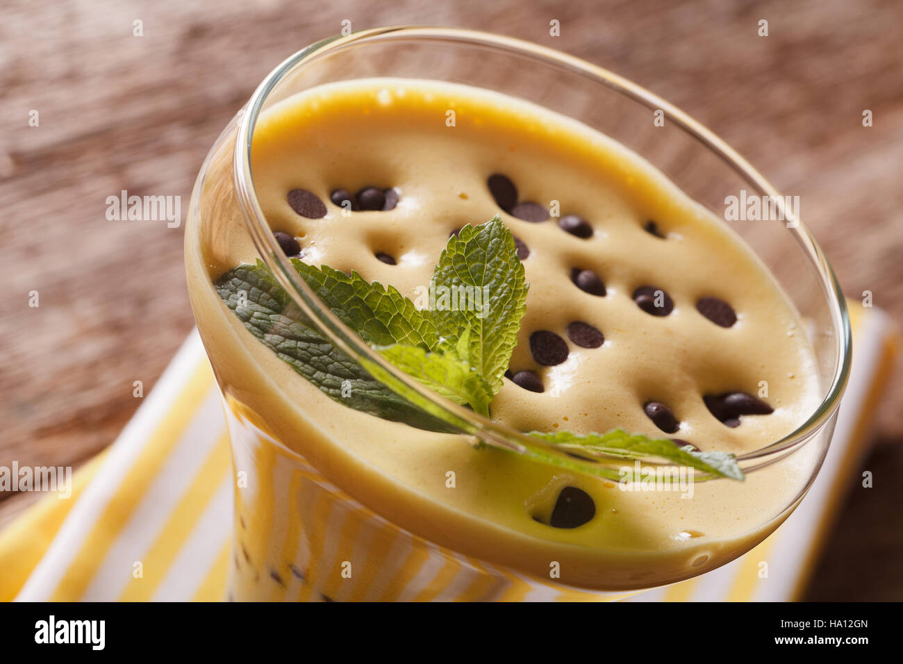 Italienische Zabaione-Creme mit Schokolade und Minze Makro in das Glas. horizontale Stockfoto