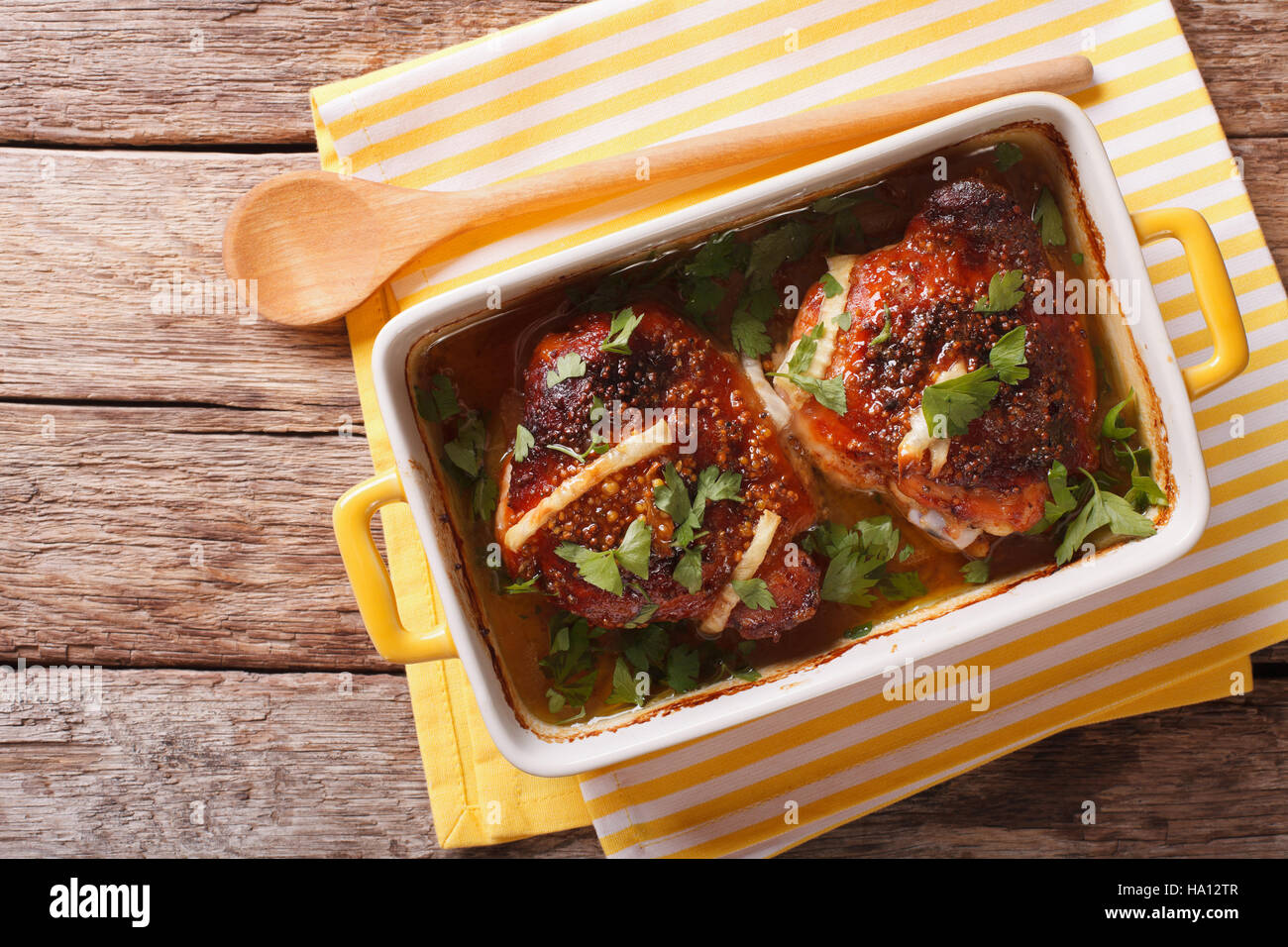 Stücke vom Huhn mit Zwiebeln in Senf-Sauce in die Auflaufform gebacken. horizontale Ansicht von oben Stockfoto