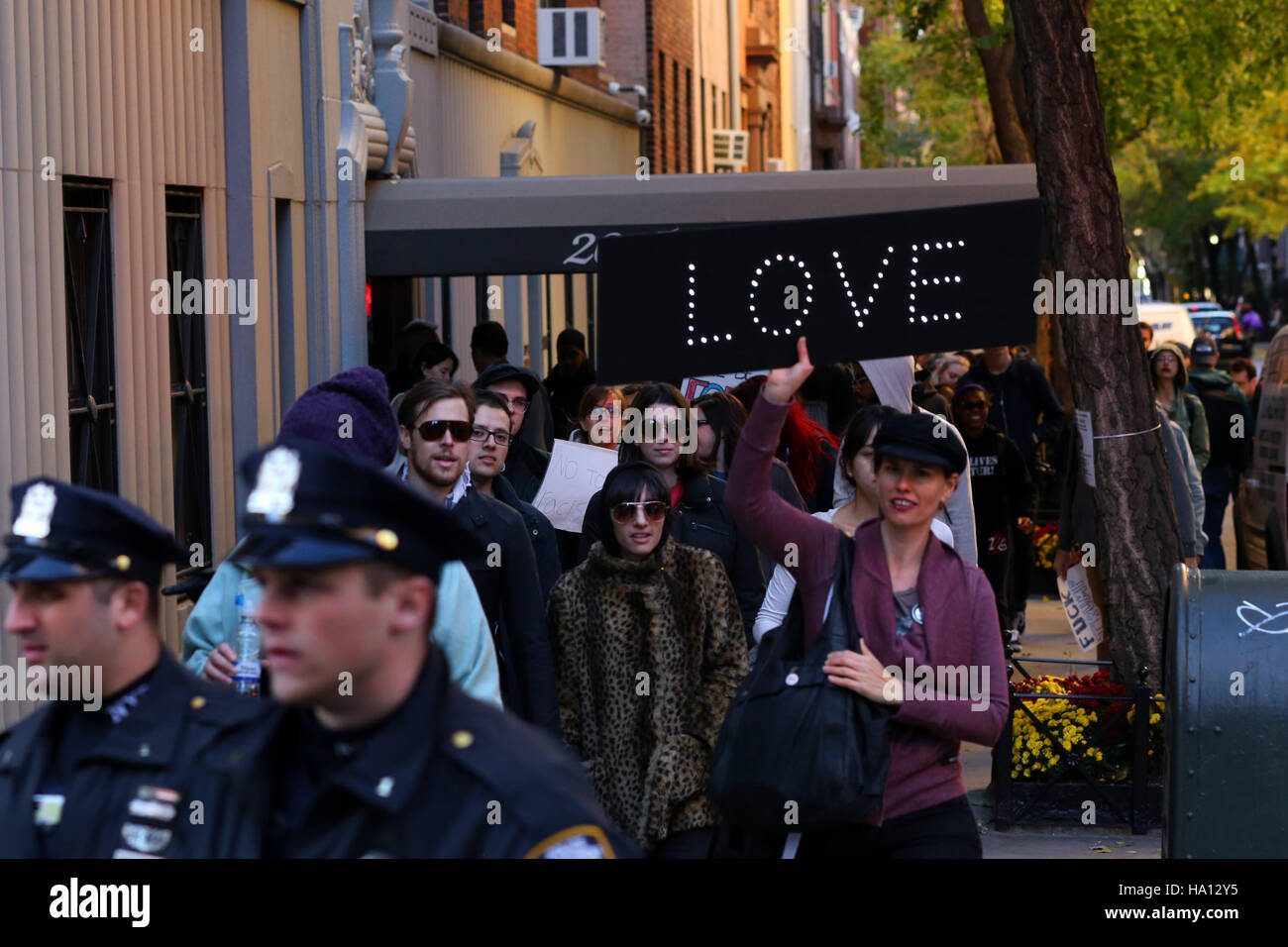 Halten Sie eine Leuchtreklame, "Liebe" bei einer Demonstration. Stockfoto
