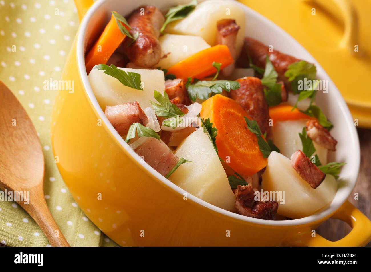 Irische Küche: lecker verwöhnen mit Schweinefleisch, Würstchen, Speck und Gemüse Nahaufnahme in einer Pfanne. horizontale Stockfoto