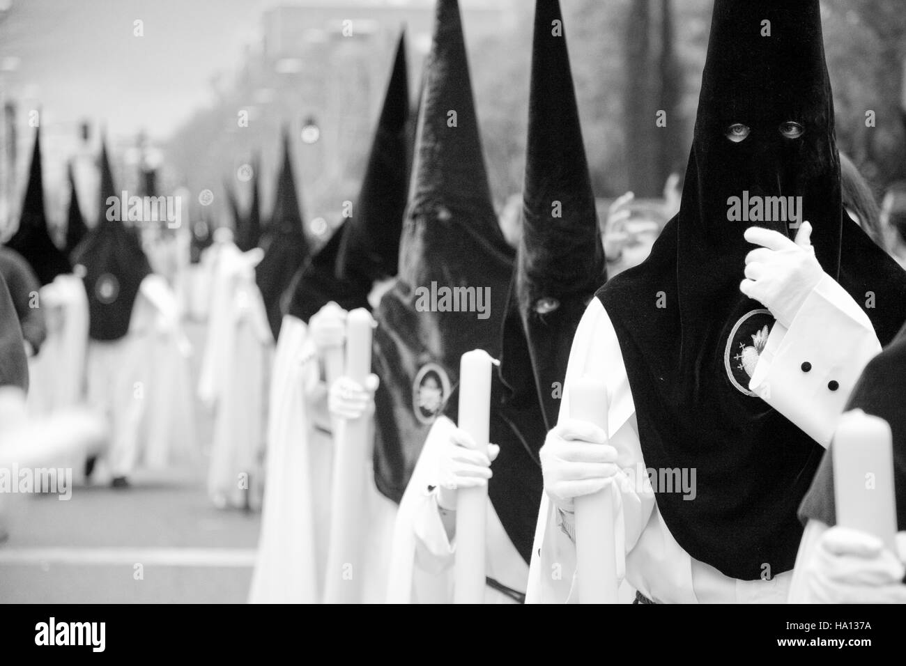 Zu Fuß in Linie während der Heiligen katholischen Prozession - Semana Santa - in der Stadt von Sevilla, Sain Stockfoto