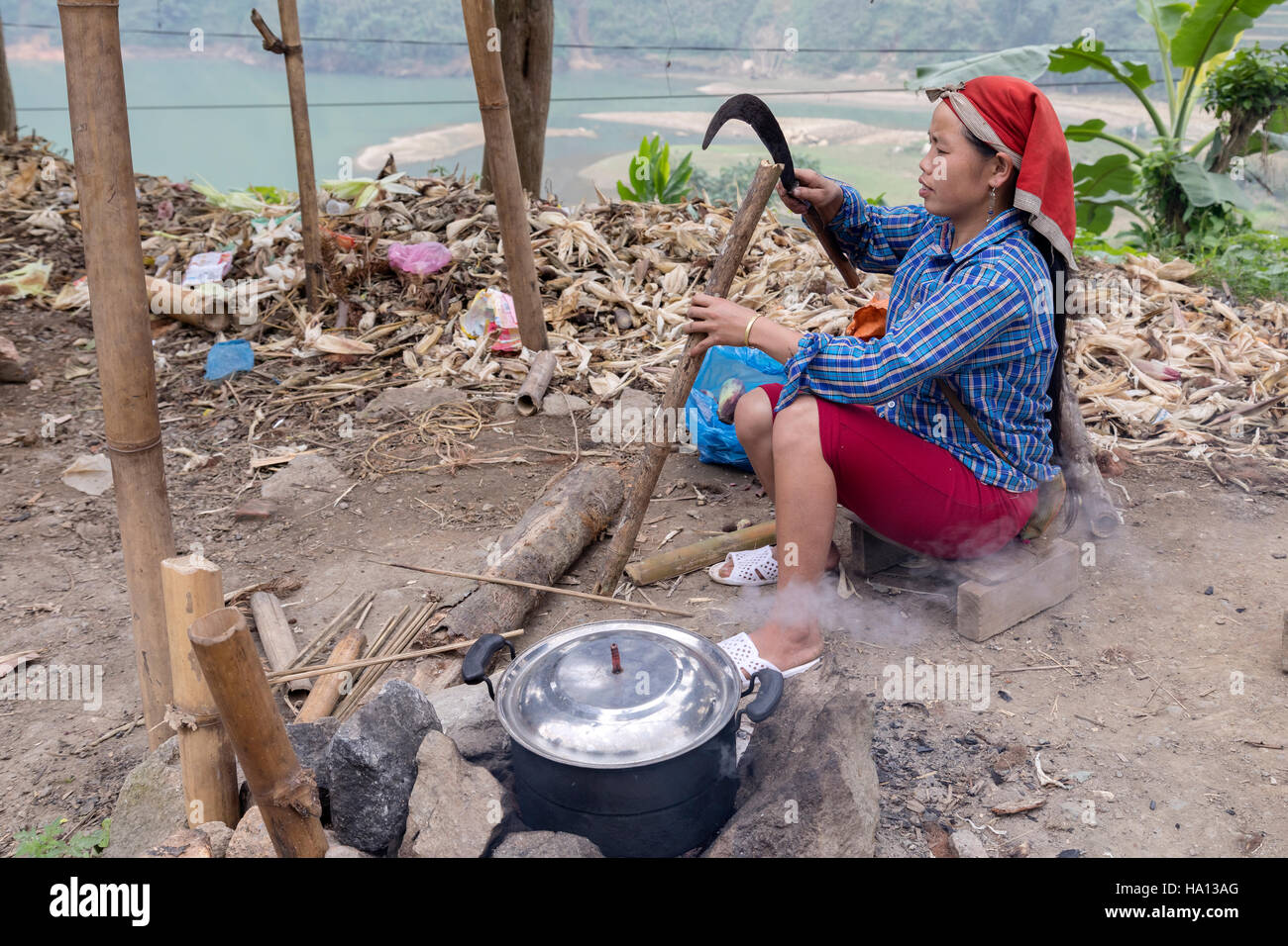 ethnische Red Dzao Frau Kochen auf der Straße in Lao Cai in Sapa, Vietnam, Asien Stockfoto