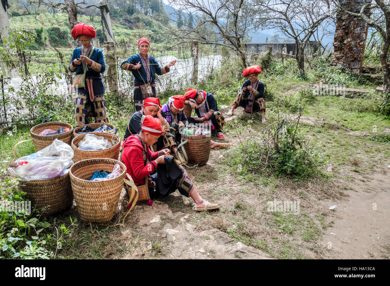ethnische Red Dzao Frauen nähen in Ta Phin, Lao Cai in Sapa, Vietnam, Asien Stockfoto